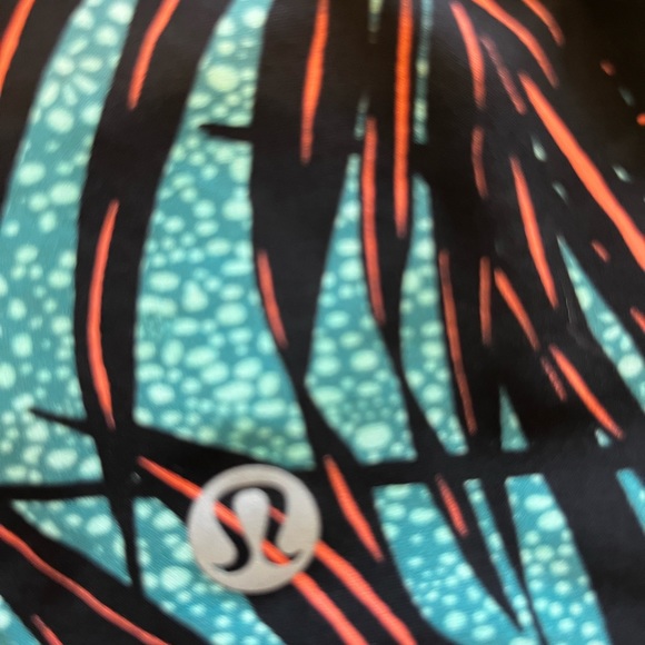 Lululemon, patterned tank size 6 - Picture 6 of 6